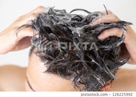 中年男子洗頭 126225992