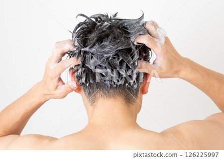 Middle-aged man shampooing 126225997