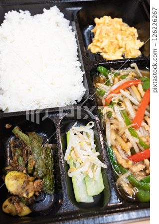 美味的青椒豬肉中式便當 美味的青椒豬肉中式便當 126226267