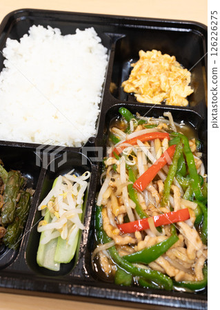 美味的青椒豬肉中式便當 美味的青椒豬肉中式便當 126226275