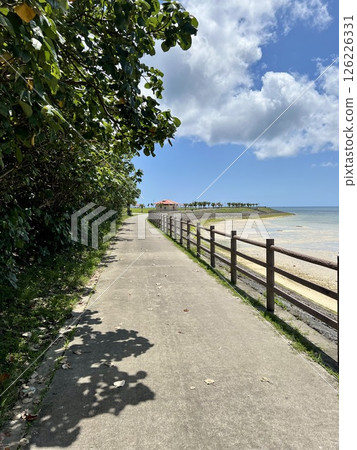 沖繩海濱長廊的風景與藍天 沖繩海濱長廊的風景與藍天 126226331