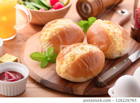 Roll sandwich (egg sandwich on roll) Roll sandwich (egg sandwich on roll) 126226765