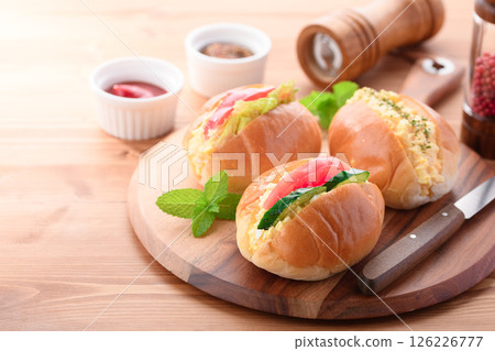 Roll sandwich (egg sandwich on roll) Roll sandwich (egg sandwich on roll) 126226777