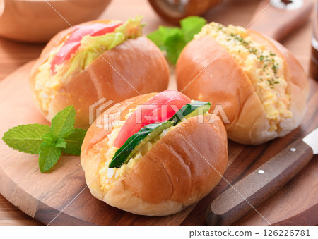 Roll sandwich (egg sandwich on roll) 126226781