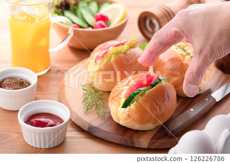 Roll sandwich (egg sandwich on roll) 126226786