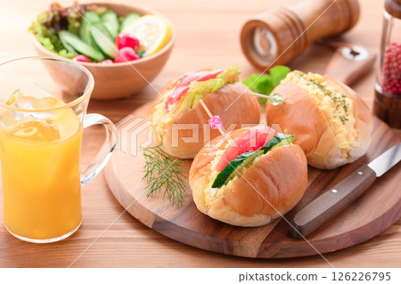 Roll sandwich (egg sandwich on roll) 126226795