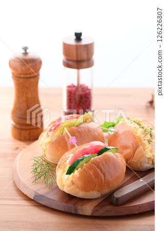 Roll sandwich (egg sandwich on roll) Roll sandwich (egg sandwich on roll) 126226807
