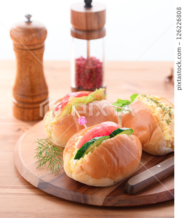 Roll sandwich (egg sandwich on roll) Roll sandwich (egg sandwich on roll) 126226808