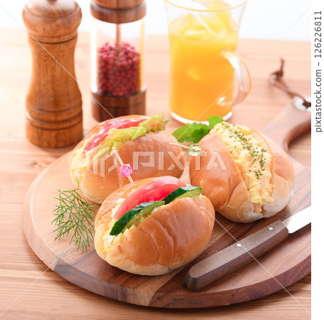 Roll sandwich (egg sandwich on roll) 126226811