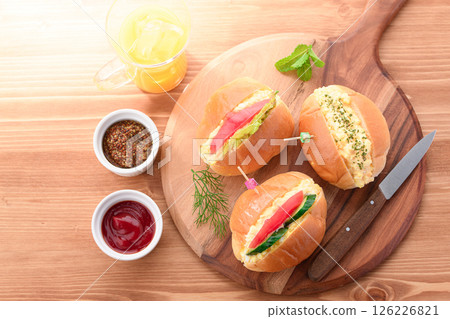 Roll sandwich (egg sandwich on roll) 126226821