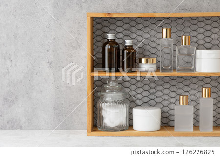 擺放在混凝土牆和天然架上的化妝品 126226825