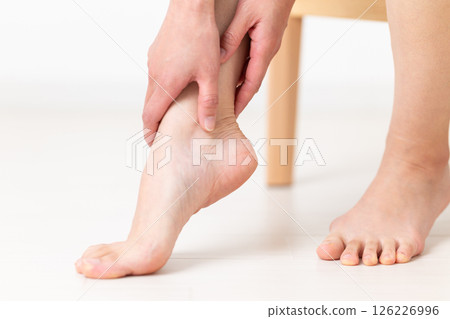 一位穿著夏裝的中年婦女擔心她的高跟鞋 126226996