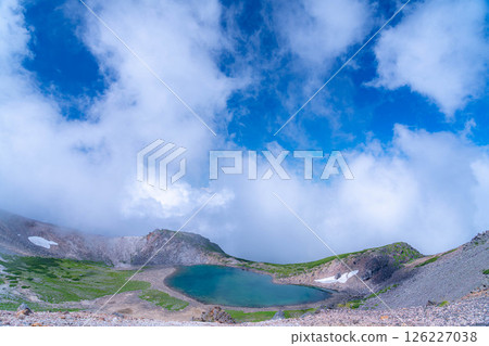 【天空之池】夏日霧氣瀰漫的乘鞍山權現池【長野縣】 【天空之池】夏日霧氣瀰漫的乘鞍山權現池【長野縣】 126227038