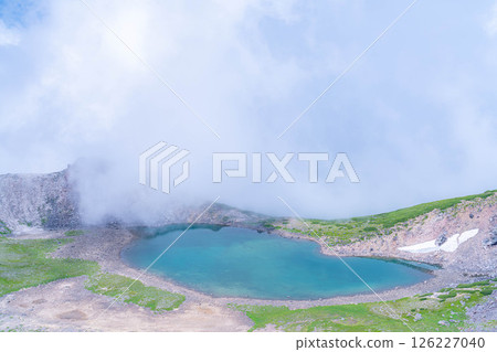 [Pond in the Sky] Mt. Norikura's Gongen Pond in the misty summer [Nagano Prefecture] 126227040