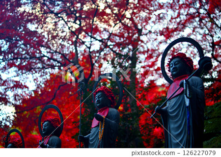 關東 - 秋葉中的大山巡禮 - 大山寺前的地藏菩薩像在美麗的秋葉映襯下守護著人們 - 神奈川縣伊勢原市（6） 126227079