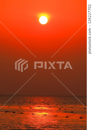 傍晚的海面被黃沙籠罩 126227702