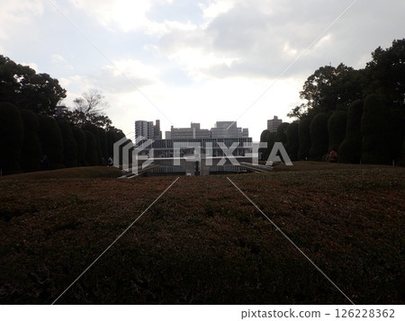 廣島和平紀念公園是位於廣島市中區的一座公共公園,是為了紀念原子彈爆炸的受害者並祈禱世界持久和平而建立的。 廣島和平紀念公園是位於廣島市中區的一座公共公園,是為了紀念原子彈爆炸的受害者並祈禱世界持久和平而建立的。 126228362