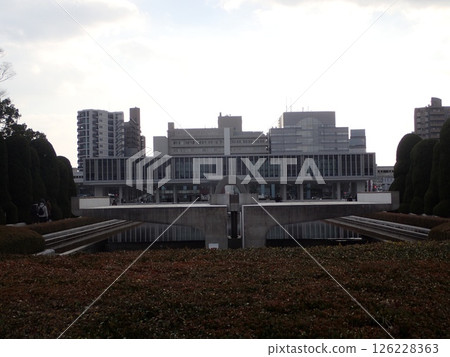 廣島和平紀念公園是位於廣島市中區的一座公共公園,是為了紀念原子彈爆炸的受害者並祈禱世界持久和平而建立的。 廣島和平紀念公園是位於廣島市中區的一座公共公園,是為了紀念原子彈爆炸的受害者並祈禱世界持久和平而建立的。 126228363