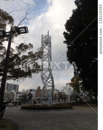 廣島和平紀念公園是位於廣島市中區的一座公共公園，是為了紀念原子彈爆炸的受害者並祈禱世界持久和平而建立的。 126228365