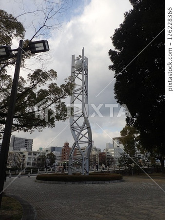 廣島和平紀念公園是位於廣島市中區的一座公共公園，是為了紀念原子彈爆炸的受害者並祈禱世界持久和平而建立的。 126228366