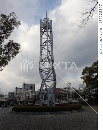 廣島和平紀念公園是位於廣島市中區的一座公共公園，是為了紀念原子彈爆炸的受害者並祈禱世界持久和平而建立的。 126228367