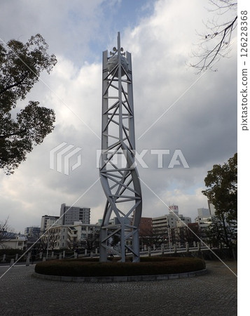 廣島和平紀念公園是位於廣島市中區的一座公共公園,是為了紀念原子彈爆炸的受害者並祈禱世界持久和平而建立的。 廣島和平紀念公園是位於廣島市中區的一座公共公園,是為了紀念原子彈爆炸的受害者並祈禱世界持久和平而建立的。 126228368