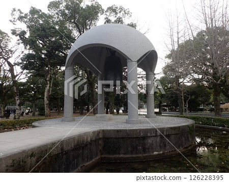 廣島和平紀念公園是位於廣島市中區的一座公共公園,是為了紀念原子彈爆炸的受害者並祈禱世界持久和平而建立的。 廣島和平紀念公園是位於廣島市中區的一座公共公園,是為了紀念原子彈爆炸的受害者並祈禱世界持久和平而建立的。 126228395