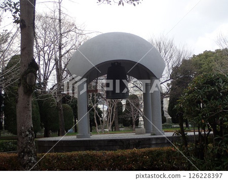 廣島和平紀念公園是位於廣島市中區的一座公共公園,是為了紀念原子彈爆炸的受害者並祈禱世界持久和平而建立的。 廣島和平紀念公園是位於廣島市中區的一座公共公園,是為了紀念原子彈爆炸的受害者並祈禱世界持久和平而建立的。 126228397