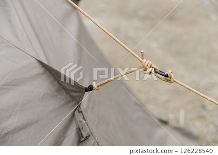 [Autocamping on the Nakatsugawa Riverbed: Tent guy ropes] 126228540