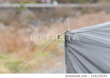 [Autocamping on the Nakatsugawa Riverbed: Tent guy ropes] 126228542
