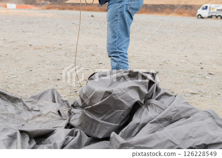 [Autocamping on the Nakatsugawa riverbed: tidying up ropes and folding up tents] 126228549