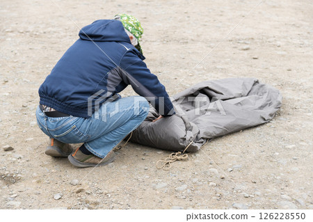 [Autocamping on the Nakatsugawa riverbed: packing up tents] 126228550