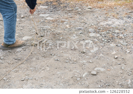 [Autocamping on the Nakatsugawa riverbed: Removing the guy ropes from the pegs and packing up] 126228552