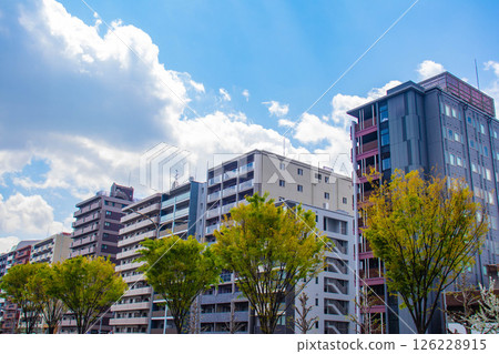 [Kyoto scenery] Sky and buildings on Horikawa Street 126228915