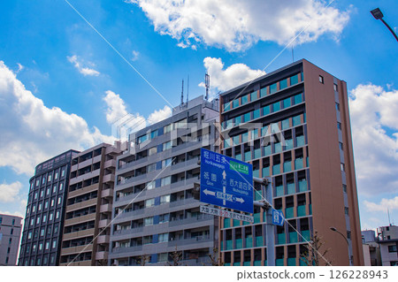 [Kyoto scenery] Sky and buildings on Horikawa Street 126228943