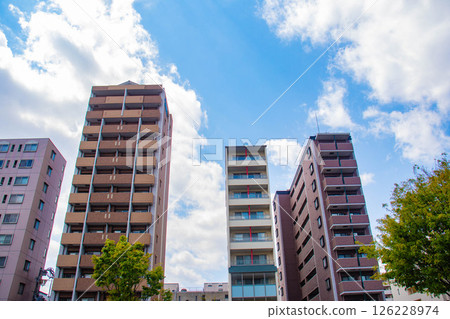 [Kyoto scenery] Sky and buildings on Horikawa Street 126228974