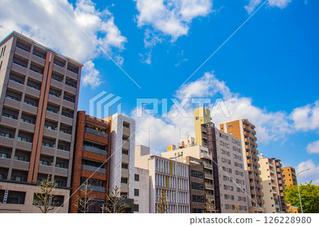 [Kyoto scenery] Sky and buildings on Horikawa Street 126228980