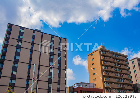 [Kyoto scenery] Sky and buildings on Horikawa Street 126228983