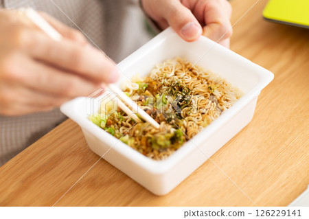 一位中年男子準備杯麵的手 126229141