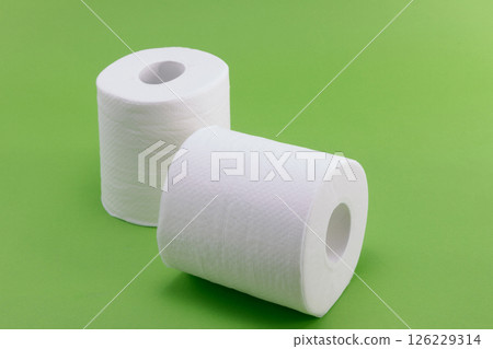 綠色背景上的白色衛生紙 126229314