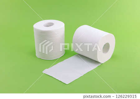 綠色背景上的白色衛生紙 126229315
