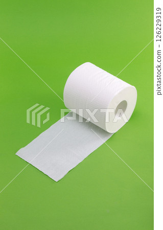 綠色背景上的白色衛生紙 126229319
