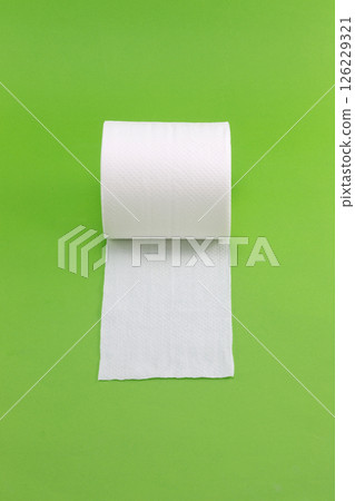 綠色背景上的白色衛生紙 126229321