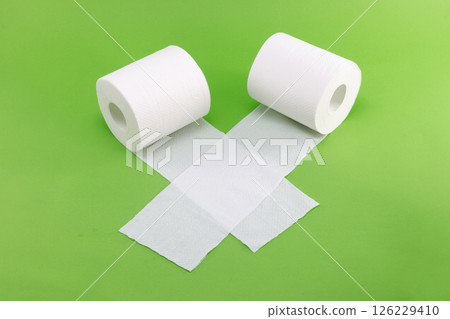 綠色背景上的白色衛生紙 126229410