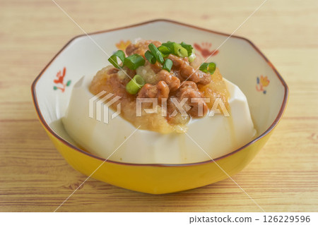 Cold tofu with grated natto 126229596