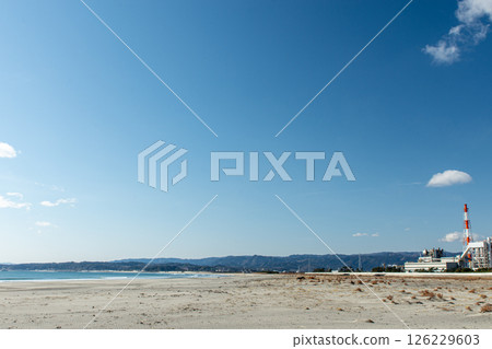 福島縣岩間海岸，冬季晴朗的藍色天空和寧靜的沙灘 126229603