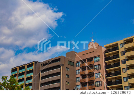 [Kyoto scenery] Sky and buildings on Horikawa Street 126229673