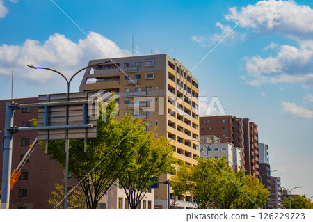 [Kyoto scenery] Sky and buildings on Horikawa Street 126229723