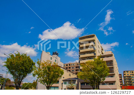 [Kyoto scenery] Sky and buildings on Horikawa Street 126229727