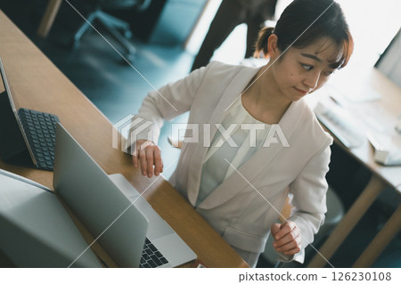 Part-time housewife who works in a workplace where it is difficult to leave work on time Part-time housewife who works in a workplace where it is difficult to leave work on time 126230108